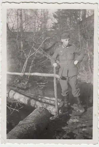 (F967) Orig. Foto Wehrmacht-Soldat auf Waldbrücke, 1940er
