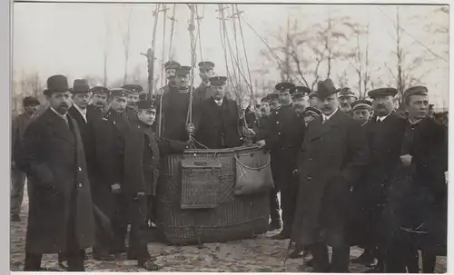 (F9668) Orig. Foto Ballonfahrt, Personen in der Gondel am Gaswerk, 1920/30er