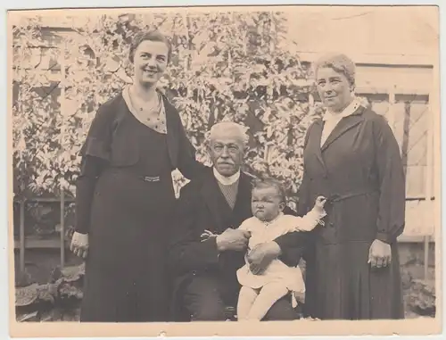 (F9664) Orig. Foto Suhl, Personen mit Kleinkind im Garten, 1932