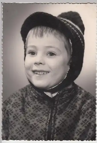 (F9659) Orig. Foto Porträt kleiner Junge Ulf mit Mütze, 1973