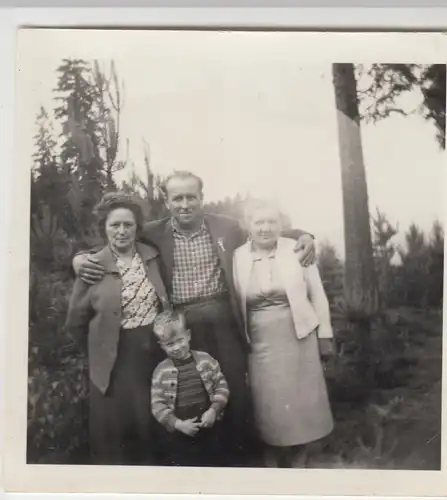 (F9654) Orig. Foto Personen mit kleinem Jungen im Freien 1962