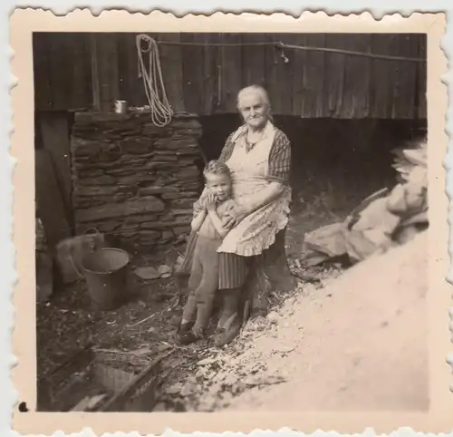 (F9652) Orig. Foto ältere Dame mit kleinem Junge am Haus, Klingenthal? 1962