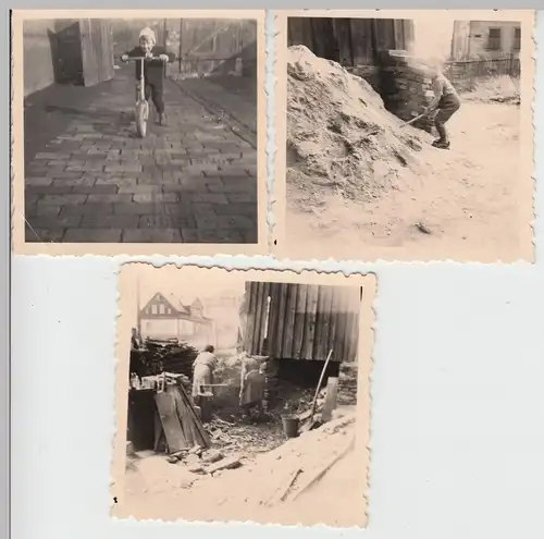 (F9649) 3x Orig. Foto kleines Kind spielt im Hofe, Roller, Sand, Hausbau um 1960