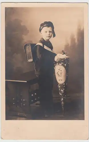 (F9648) Orig. Foto kleiner Junge mit Zuckertüte u. Schulranzen, Schulanfang Klin