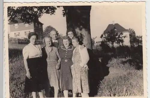 (F9645) Orig. Foto Personen stehen an einem Baum 1960