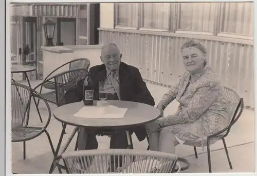 (F9643) Orig. Foto Suhl, Schießgelände Friedberg, älteres Paar sitzt am Tisch, G