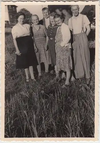 (F9642) Orig. Foto Personen stehen an einem Baum 1960