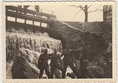 (F964) Orig. Foto Wehrmacht-Soldaten am Wehr, Russische Grenze 1940er
