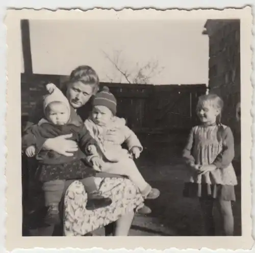 (F9638) Orig. Foto Frau mit drei kleinen Kindern im Hof 1959