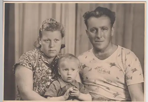 (F9634) Orig. Foto Porträt einer Familie, Klingenthal 1959