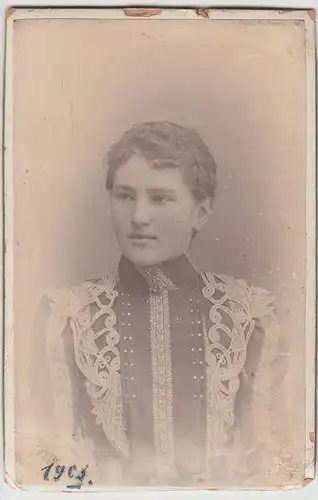 (F9630) Orig. Kabinettfoto junge Frau in verzierter Kleidung 1903