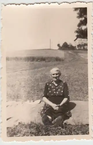 (F9629) Orig. Foto ältere Frau sitzt auf der Wiese, Klingenthal? 1958