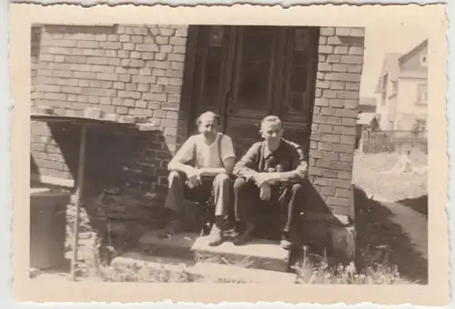 (F9627) Orig. Foto Herren sitzen an einem Hauseingang, Klingenthal? 1954