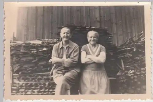 (F9626) Orig. Foto ältere Personen sitzen am Holzstapel, Gartenlaube, Klingentha
