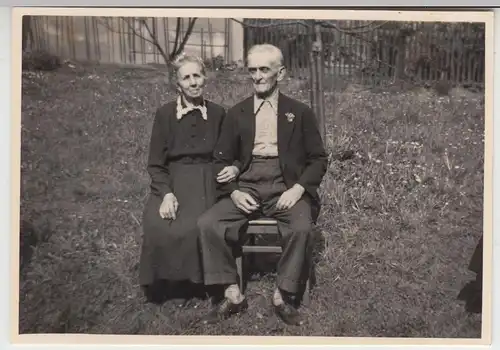 (F9624) Orig. Foto älteres Paar sitzt im Garten, Goldene Hochzeit Klingenthal 19