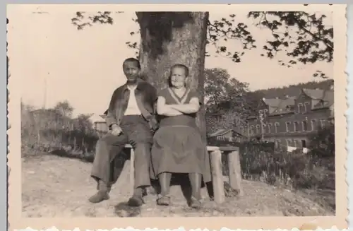 (F9623) Orig. Foto Herr und ältere Dame sitzen an einem Baum 1950er