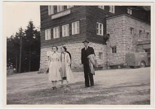 (F9622) Orig. Foto Klingenthal, Personen vor der Jugendherberge Klement Gottwald