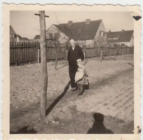 (F9621) Orig. Foto Herr mit kleinem Mädchern im Garten 1956