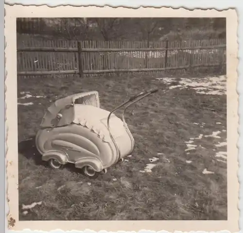 (F9615) Orig. Foto Puppenwagen im Garten 1958