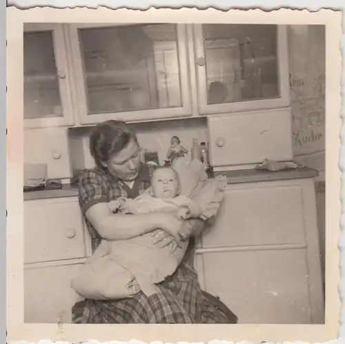 (F9613) Orig. Foto Frau mit Baby Wolfgang in der Küche 1958