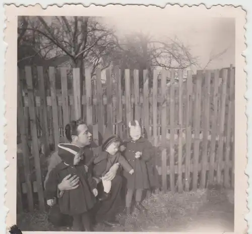 (F9609) Orig. Foto Mann mit kleinen Kindern am Gartenzaun 1956
