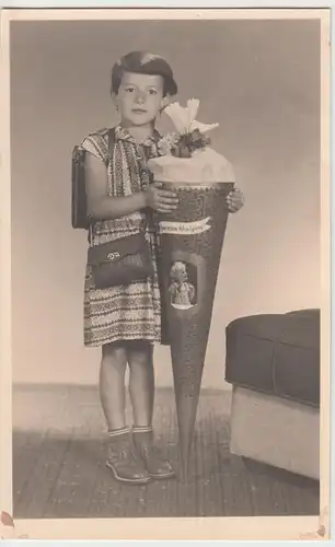 (F9606) Orig. Foto Mädchen mit Zuckertüte, Schulanfang Markneukirchen 1955