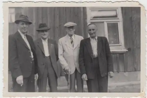 (F9600) Orig. Foto Männer vor einem Haus 1952