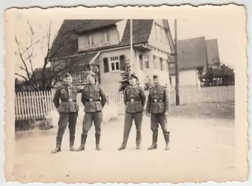 (F960) Orig. Foto Wehrmacht-Soldaten posieren, 1940er