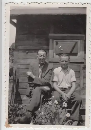 (F9596) Orig. Foto Männer sitzen vor einer Bretterbude, Laube 1952