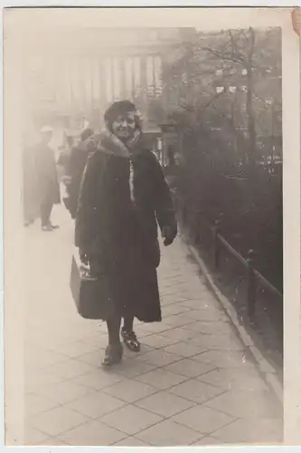 (F9591) Orig. Foto Frau im Mantel vor Hauptbahnhof Leipzig, Tante Anna, 1944