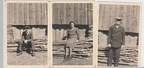 (F9588) 3x Orig. Foto Personen vor einem Holzhaufen am Haus 1945