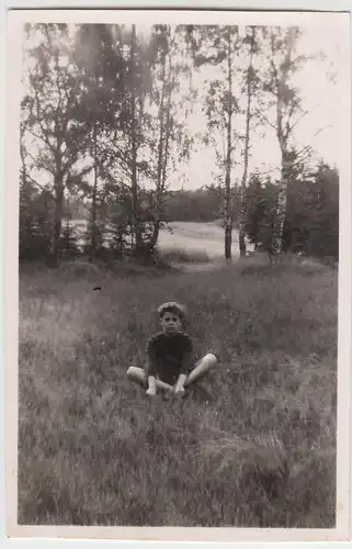 (F9586) Orig. Foto kleiner Junge sitzt im Gras 1943