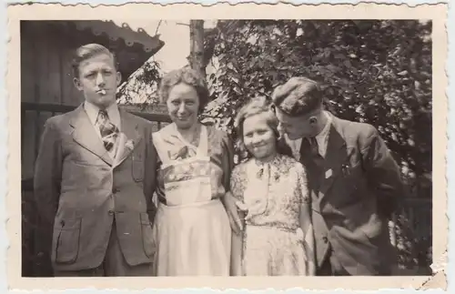 (F9583) Orig. Foto Personen im Garten 1943