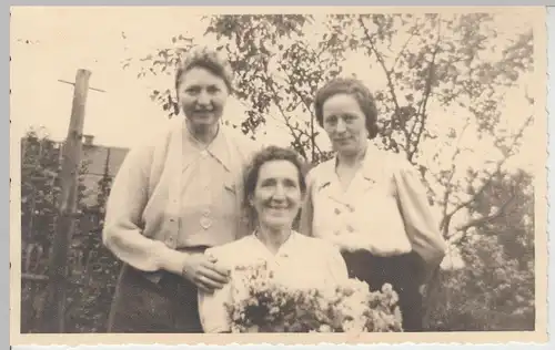 (F9576) Orig. Foto Frauen mit Blumen im Garten 1943