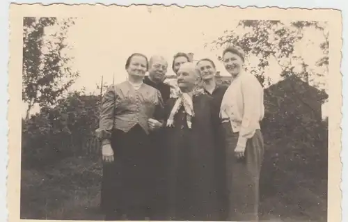 (F9575) Orig. Foto Personen stehen in einem Garten 1943