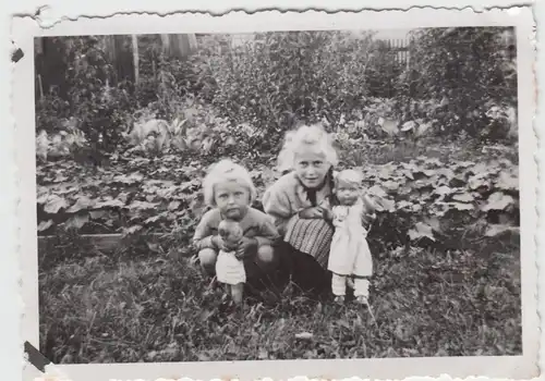 (F9562) Orig. Foto zwei kleine Mädchen mit Püppchen im Garten 1943