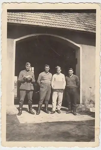 (F957) Orig. Foto Wehrmacht-Soldaten posieren am Torbogen, 1940er