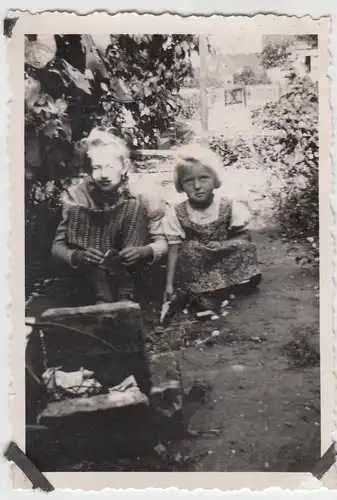 (F9560) Orig. Foto zwei kleine Mädchen sitzen im Garten 1943