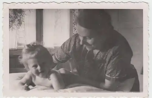 (F9557) Orig. Foto Frau mit Kleinkind auf Wickeltisch 1943