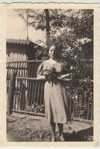 (F9552) Orig. Foto junge Frau mit Blumen im Garten 1943