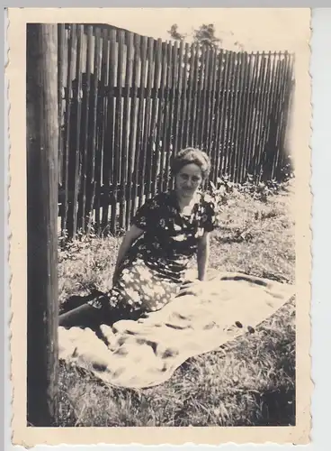 (F9551) Orig. Foto junge Frau auf Decke im Garten 1943