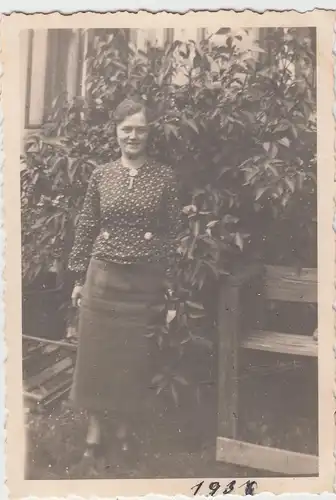 (F9549) Orig. Foto Frau im Garten, 1937