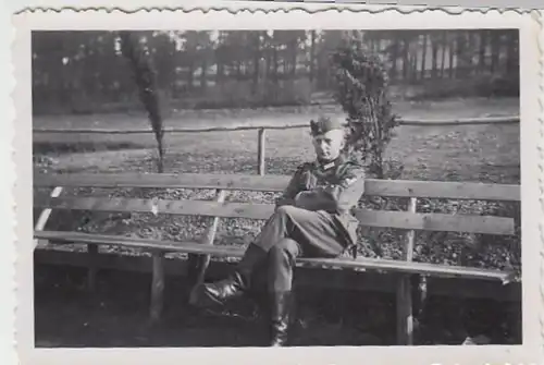 (F955) Orig. Foto Wehrmacht-Soldat auf Sitzbank, August 1941