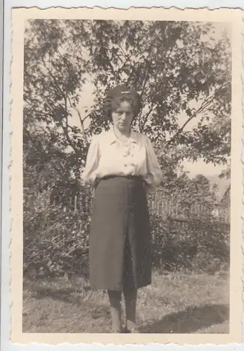(F9548) Orig. Foto Frau im Garten, 1943