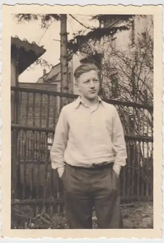 (F9547) Orig. Foto junger Mann im Garten 1943