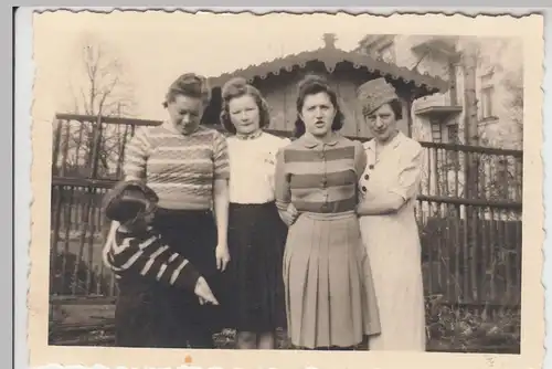 (F9546) Orig. Foto Frauen und Mädchen im Garten 1943