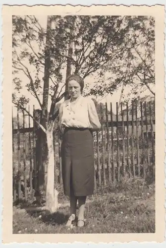 (F9545) Orig. Foto Frau im Garten, Brumbach 1943