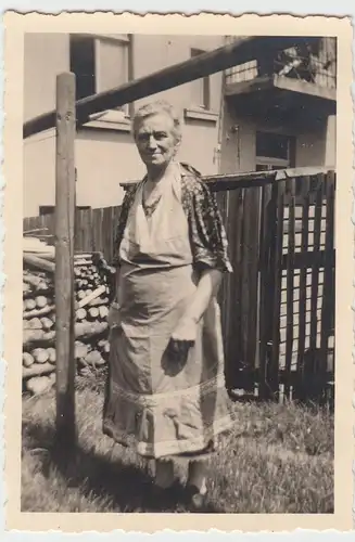 (F9544) Orig. Foto ältere Frau im Garten 1943