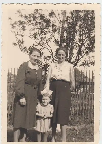 (F9541) Orig. Foto Frauen mit Kind im Garten, Erika's 3. Geburtstag, Brumbach 19