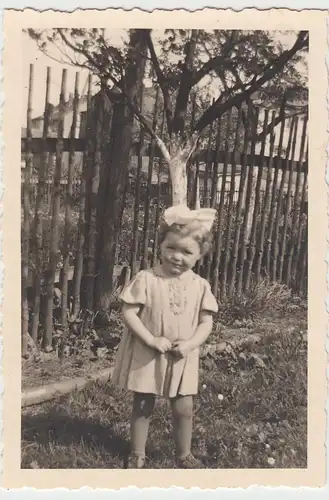 (F9540) Orig. Foto Kind im Garten, Erika's 3. Geburtstag, Brumbach 1943